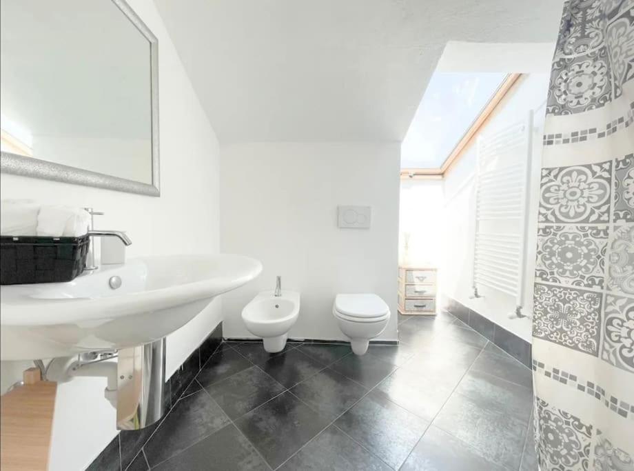 Ferienwohnung Mansarda Vista Mare A Zinola Savona Exterior foto